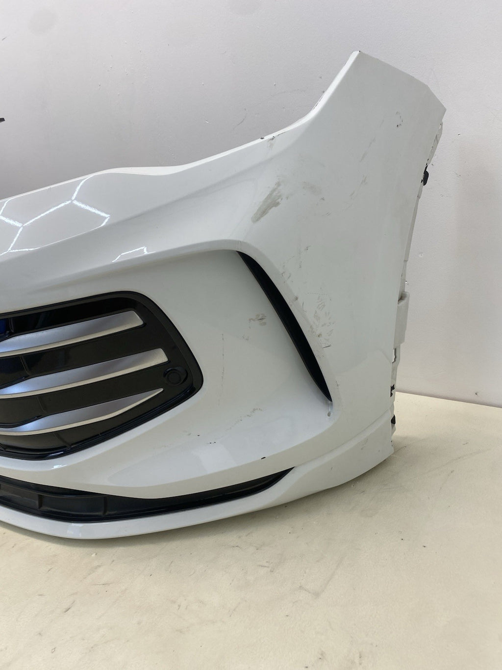 VOLKSWAGEN TIGUAN MK3 24-26 Complete Front Bumper In White With Sensors And Wire