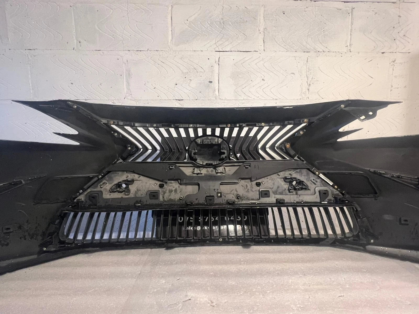 Lexus ES300H 2018-2020 GENUINE FRONT BUMPER With Small Crack