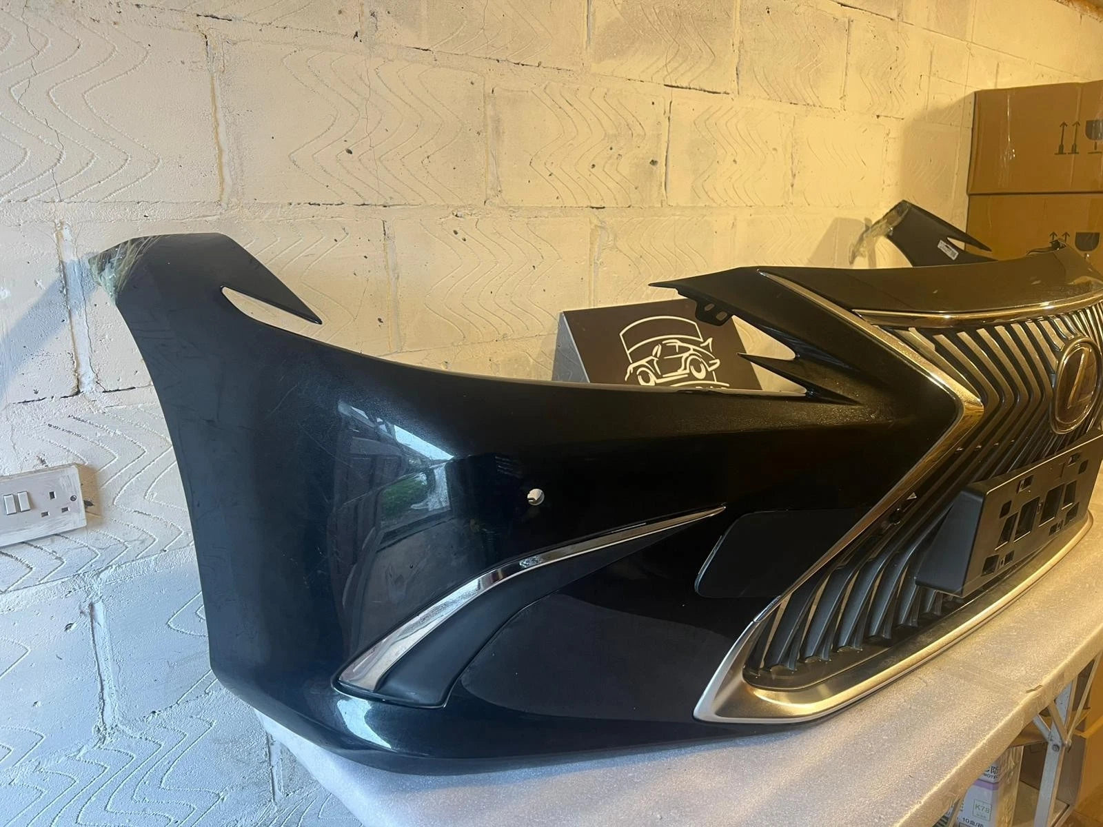 Lexus ES300H 2018-2020 GENUINE FRONT BUMPER With Small Crack