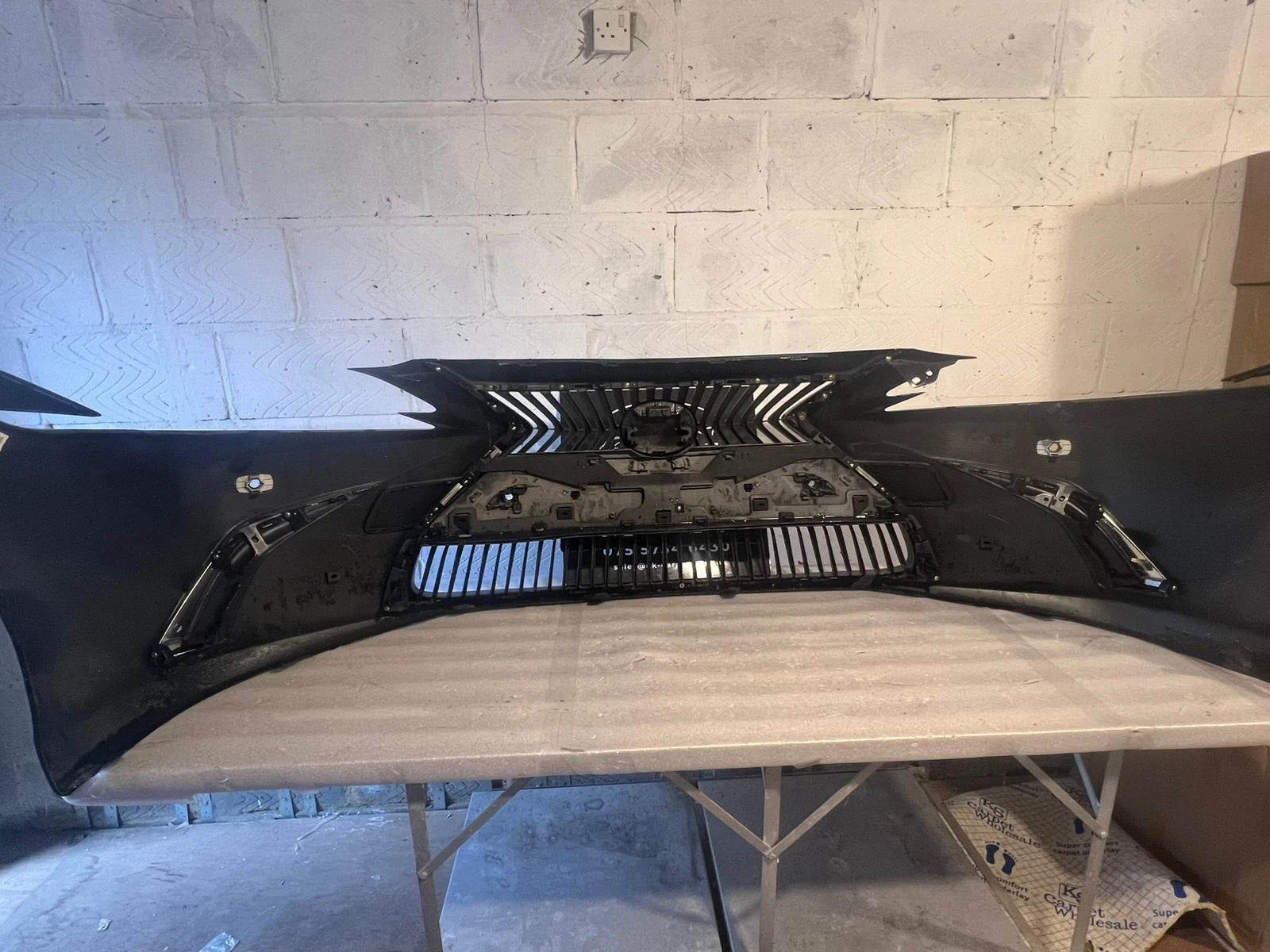 Lexus ES300H 2018-2020 GENUINE FRONT BUMPER With Small Crack