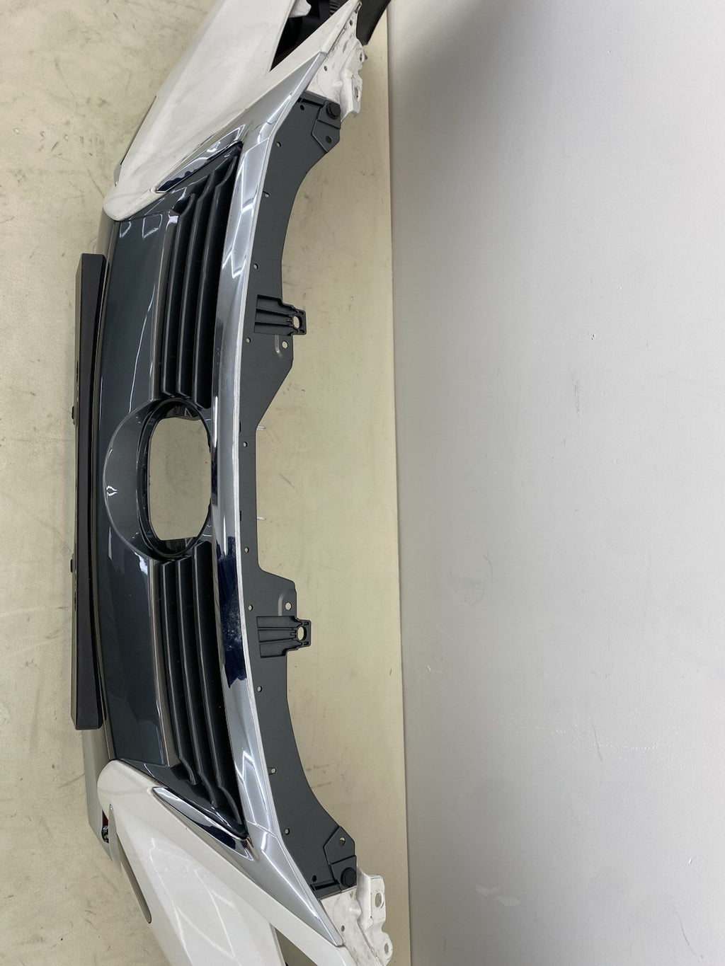 LEXUS CT200H COMPLETE FRONT BUMPER WITH GRILL & fog lights 2013-2017