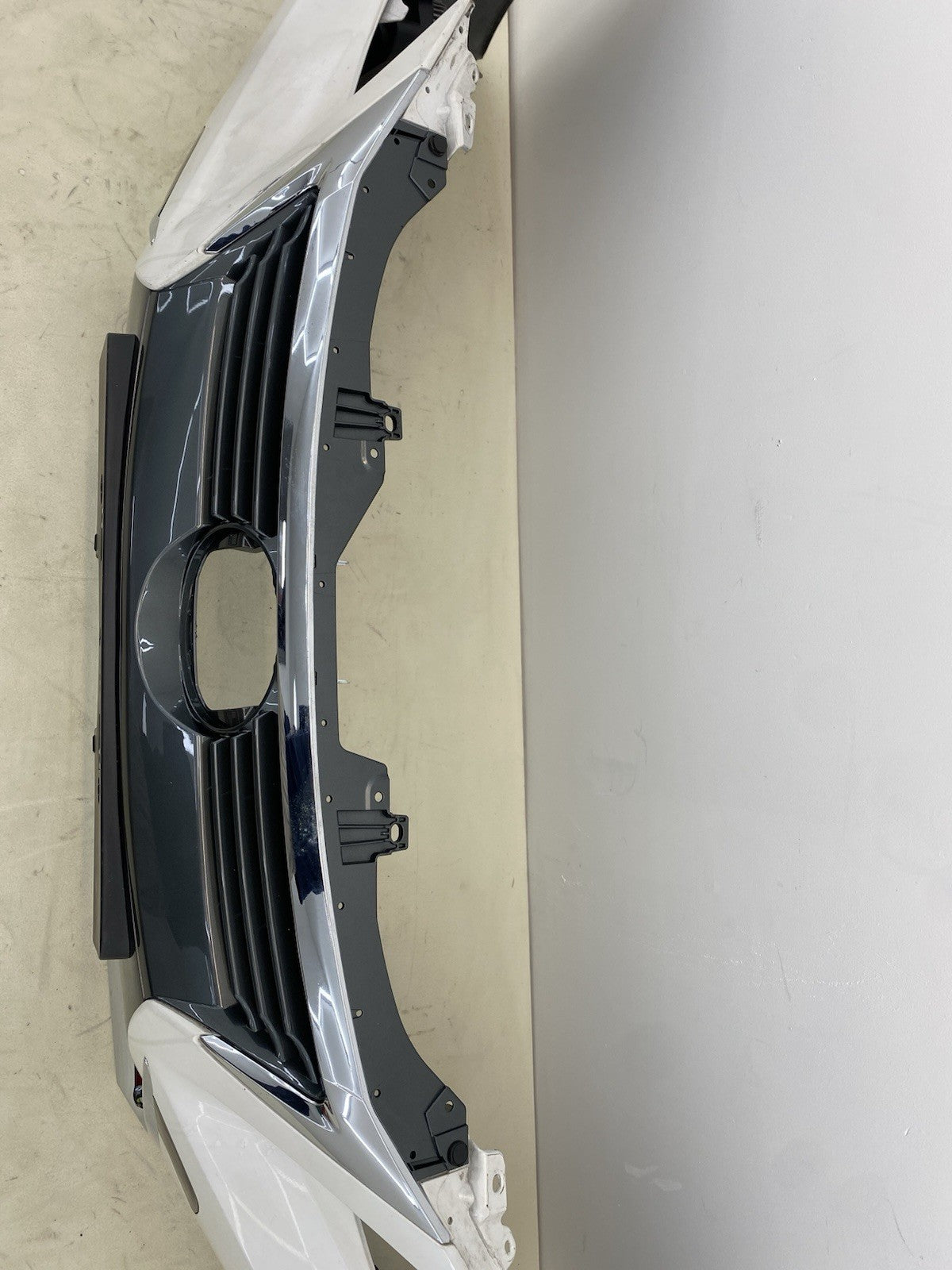 LEXUS CT200H COMPLETE FRONT BUMPER WITH GRILL & fog lights 2013-2017