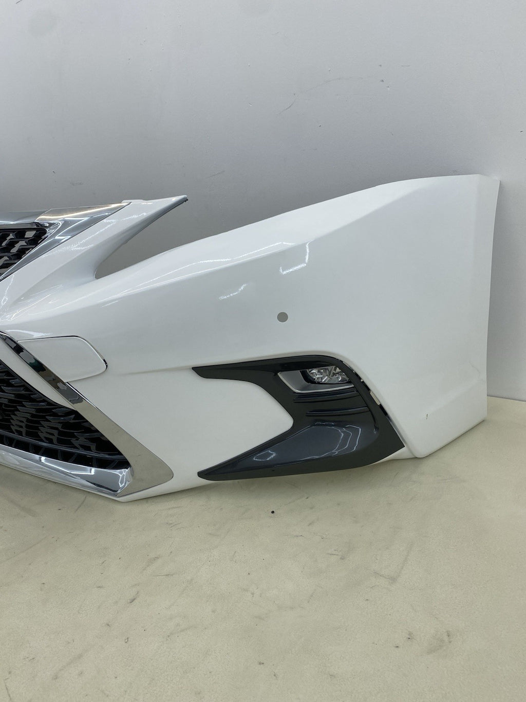 LEXUS CT200H COMPLETE FRONT BUMPER WITH GRILL& FOGLIGTHS 2018-2023