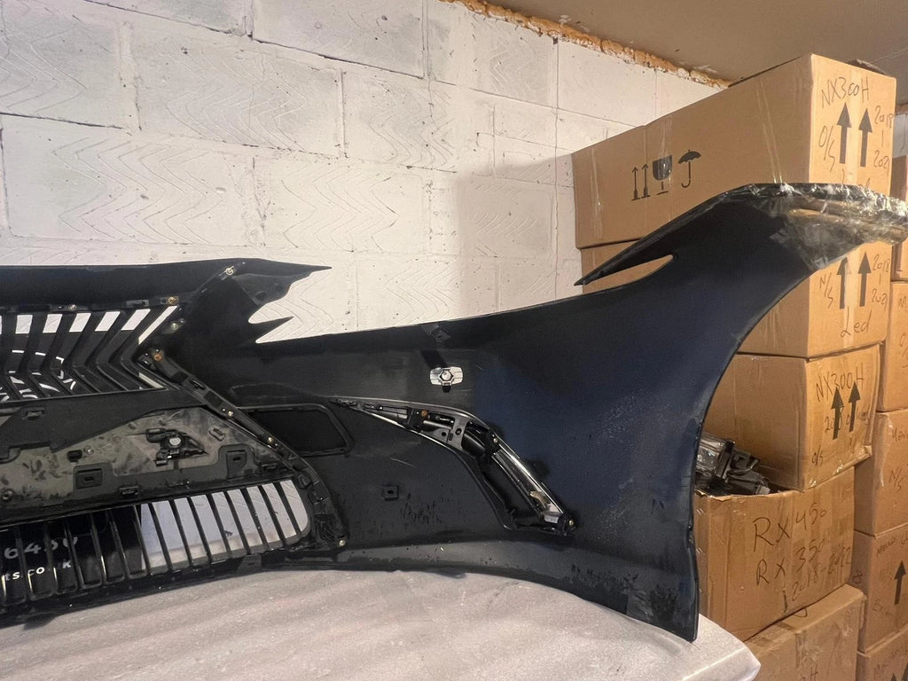 Lexus ES300H 2018-2020 GENUINE FRONT BUMPER With Small Crack