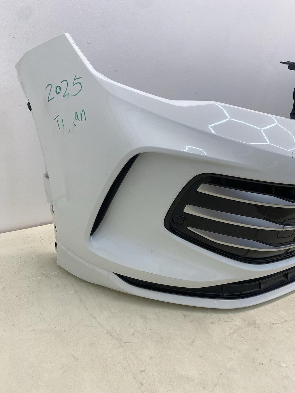VOLKSWAGEN TIGUAN MK3 24-26 Complete Front Bumper In White With Sensors And Wire