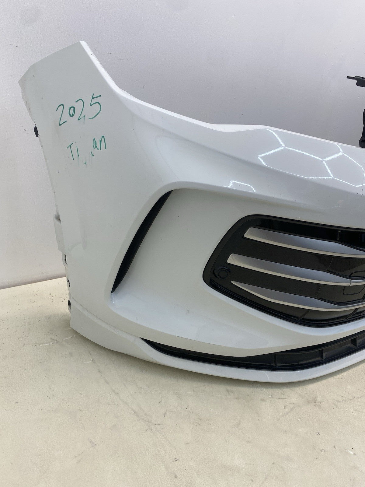 VOLKSWAGEN TIGUAN MK3 24-26 Complete Front Bumper In White With Sensors And Wire