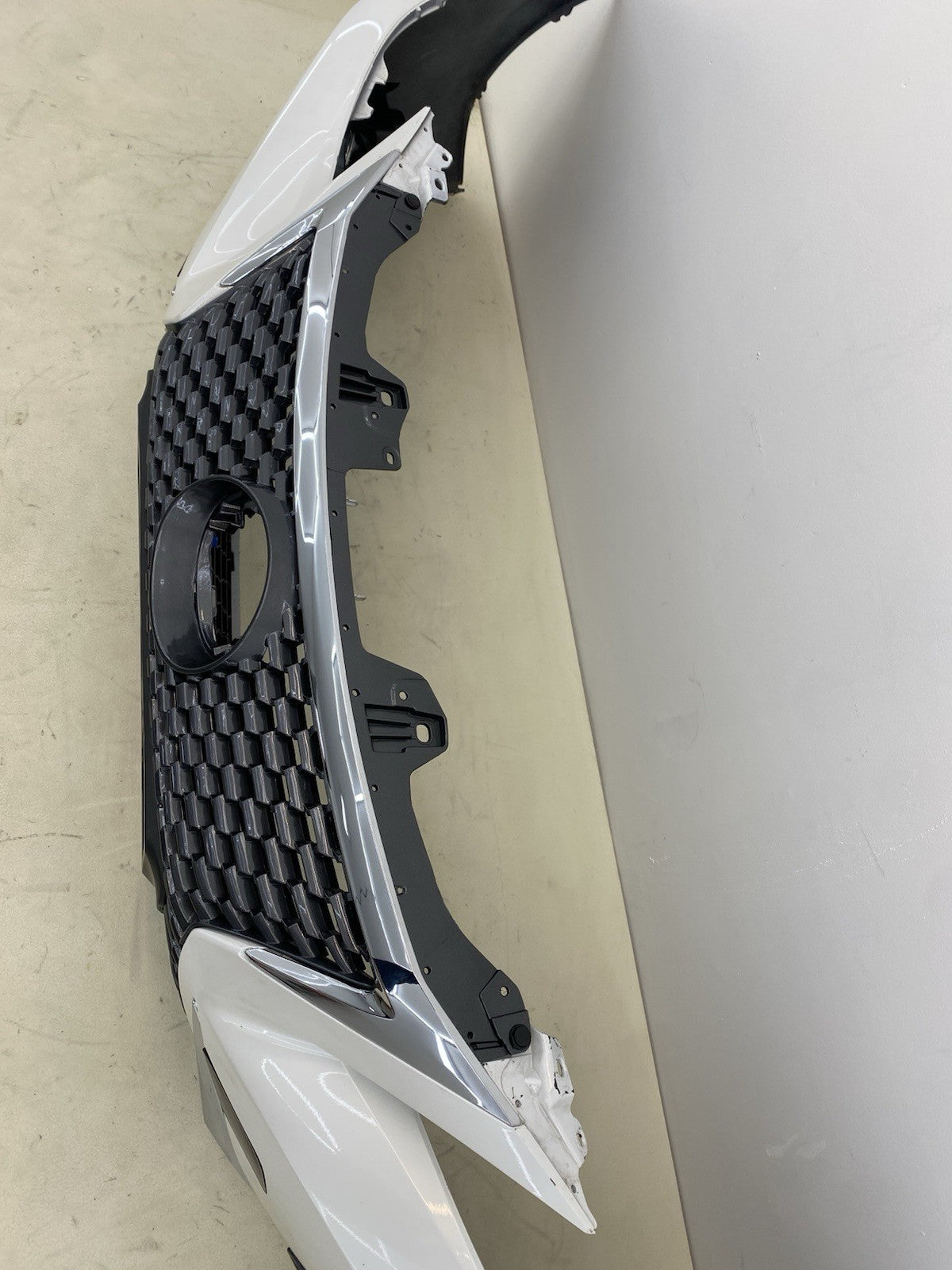 LEXUS CT200H COMPLETE FRONT BUMPER WITH GRILL& FOGLIGTHS 2018-2023