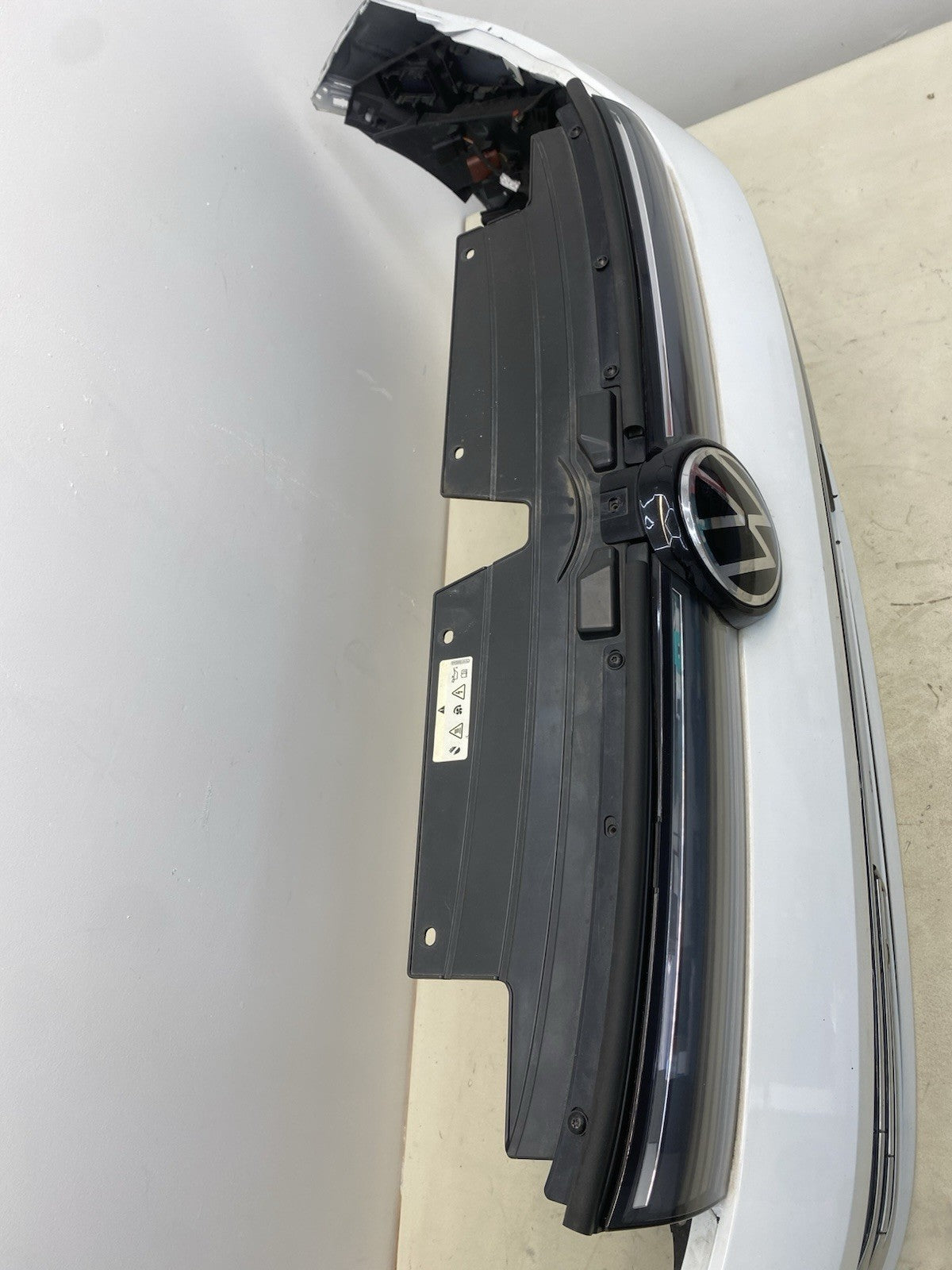 VOLKSWAGEN TIGUAN MK3 24-26 Complete Front Bumper In White With Sensors And Wire