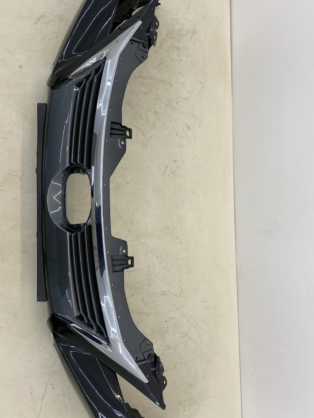 LEXUS CT200H COMPLETE FRONT BUMPER WITH GRILL & fog lights 2013-2017