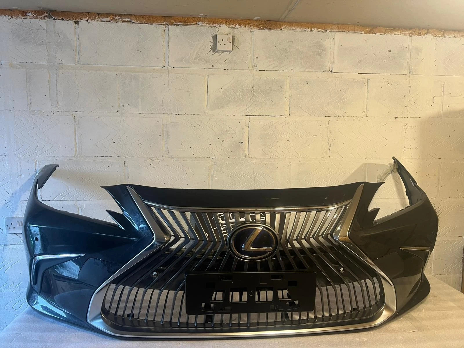Lexus ES300H 2018-2020 GENUINE FRONT BUMPER With Small Crack