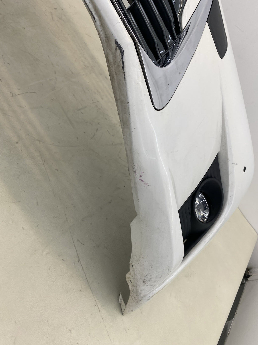 LEXUS CT200H COMPLETE FRONT BUMPER WITH GRILL & fog lights 2013-2017